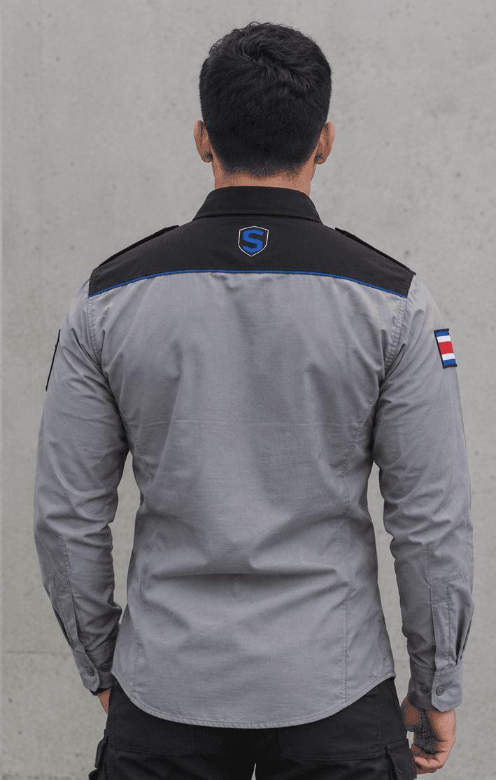 Detalle del uniforme Strong Security, vista trasera